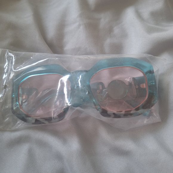 Cute teal & tortoise accented Sunglasses 👓 - Picture 2 of 5